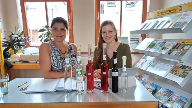 Obfrau Katharina Daxböck und Christina Enne von der Dirndl-Edelbrand-Dörrobstgemeinschaft Pielachtal beim Entgegennehmen von Einreichungen. | Foto: Regionalbüro Pielachtal: 