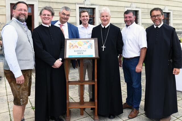 Das Benediktinerstift Göttweig präsentierte beim Sommerfest die Beteiligung an zwei Genossenschaften. Abt Columban Luser (5.v.l.), Prior Pater Maximilian (7.v.l), Wirtschaftsdirektor Mag. Gerhard Grabner (3.v.l.) Geschäftsführer Martin Scherhag (4.v.l.) und Pater Pirmin Mayer (2.v.l.) konnten Obmann MMst. Johann Neidhart (1.v.l.) von der Bierbrau Genossenschaft sowie LAbg. Josef Edlinger in Vertretung von Landeshauptfrau Johanna Mikl-Leitner (6.v.l.) sowie zahlreiche Gäste aus Wirtschaft, Politik, Verwaltung und Schule begrüßen.
 | Foto: Stift Göttweig
