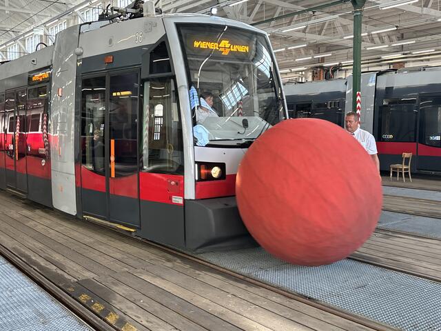 Straßenbahnfahrerin Julia-Melanie Parzer übt das Bim-Kegeln. | Foto: Andreas Pölzl/MeinBezirk