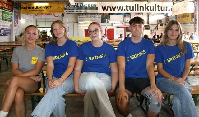 Larissa Michalek, Sophie Henneth, Marie Kreidl, Kamil Florek und  Theresa Feigl bringens. | Foto: Christian Nowotny
