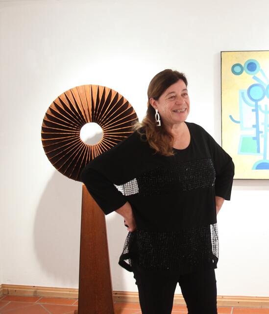 Überwältig vom Ansturm begrüßte Eva-Maria Huter als Gastgeberin die Vernissagegäste, die sich am lauen Spätsommerabend in und vor der Galerie eingefunden hatten.