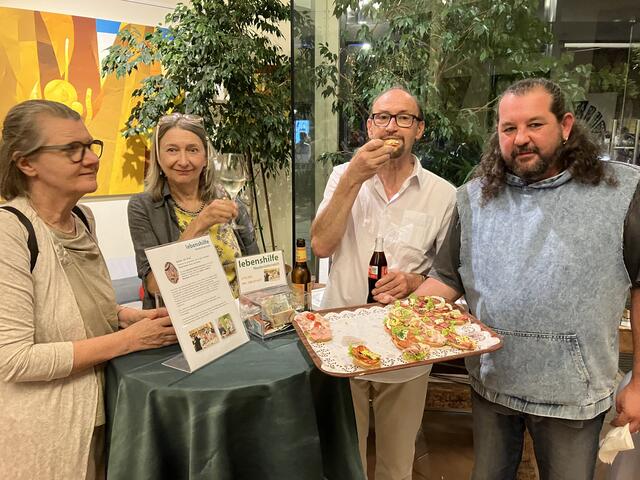 Hungrig nach der Premiere: Martin Hauer (r.), Franz Schiefer und nachdenkliche Damen