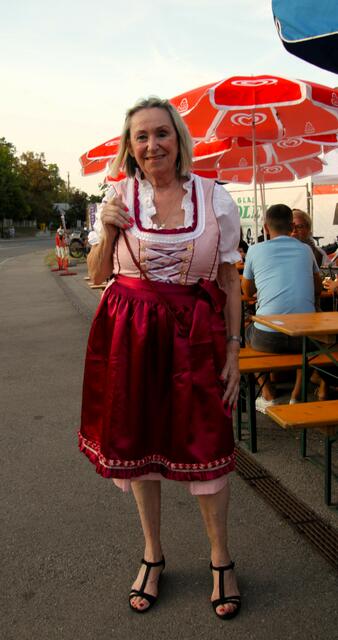 Sissy Teimel im Dirndl. | Foto: Christian Nowotny
