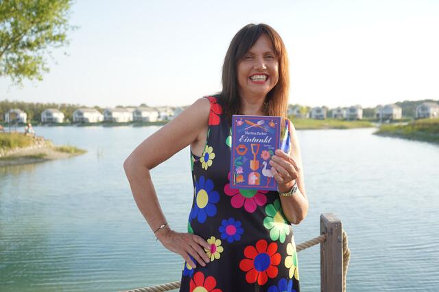 Die Bestsellerautorin Martina Parker mit ihrem fünften Gartenkrimi "Eintunkt" bei der Krimi-Dinner-Lesung in der Möwe, Vila Vita Pannonia | Foto: Andrea Glatzer