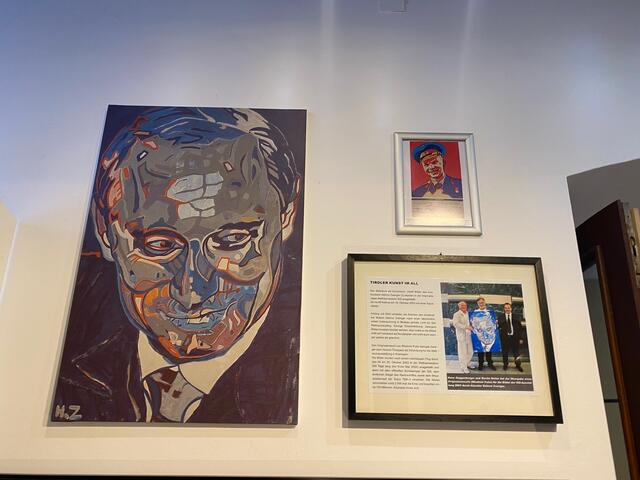 Das Putin-Bild von Helmut Zwerger diente als Vorlage für die Ausstellung im Weltall, es musste verkleinert werden, so wie das kleine Bild von Juri Gagarin (oben rechts)