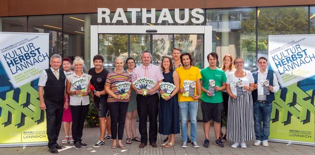 Die Crew von Gams-Krimi um Johannes Strunz (r.) und das Kultur-Ausschuss-Team mit Obmann marin Niggas (Mitte) und Bgm. Josef Niggas (l.) bei der Präsentation vom Kulturherbst XXL 2024 in Lannach. | Foto: Petru Rimovetz