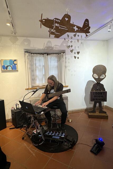 Harry Triendl gestaltete zum Einstieg in den Abend eine musikalische Performance in die er auch den "Alien", eine Skulptur von Bernhard Witsch, spannungsvoll mit einbezog.