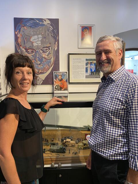 Militärattaché Anton Resch mit Alessa Zwerger mit einem Bild Juri Gagarins, das ihr Vater Helmut Zwerger gemalt hat und das 2003/2004 auf der Raumstation ISS ausgestellt wurde.