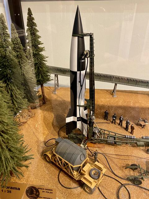 Die A4-Rakete erreichte 1944 als erste den Weltraum, wurde dann aber als V2 von Hitler zweckentfremdet.
