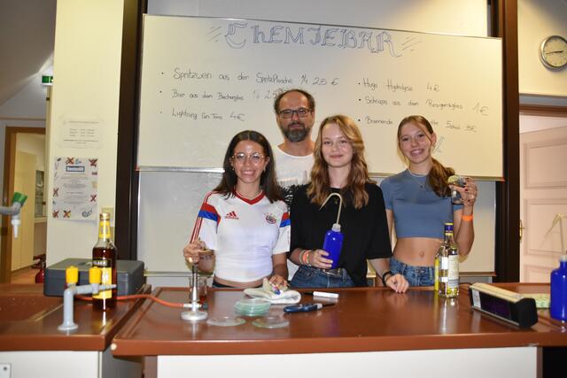 So macht Chemie richtig Spaß: Brennende Mannerschnitte und Drinks. | Foto: Preineder
