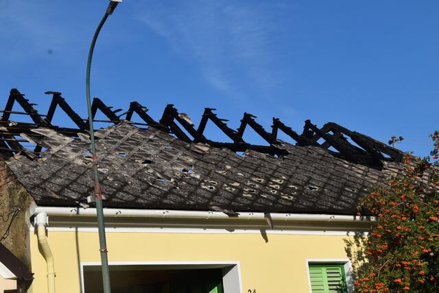 Das Dach des Hauses wurde zerstört. Eine Person verstarb beim Brand Samstagfrüh, eine weitere schwebt noch in Lebensgefahr. | Foto: Michael Strini