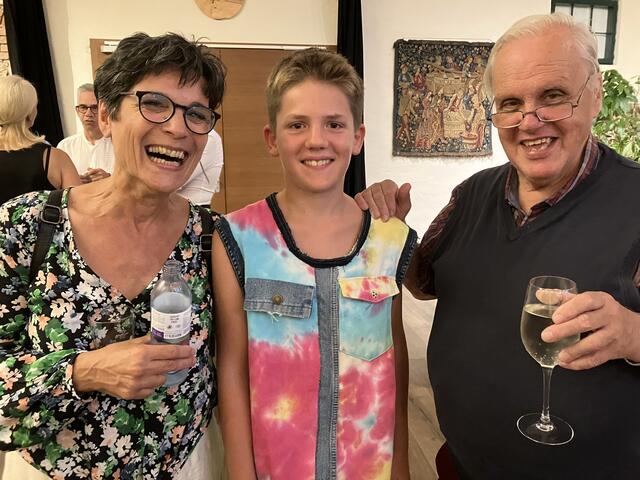 Gabriela Rosenkranz, Ministrant und Jung-Schauspieler Tobias Panzenböck sowie sein erster großer Fan Pfarrer Walter Reichel