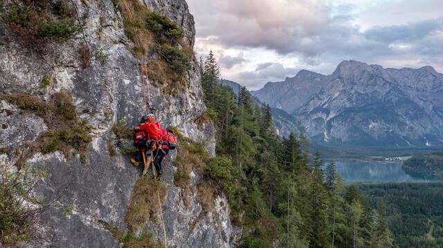 Zwei Paragleiter, die aus bislang unbekannter Ursache in der Luft miteinander kollidiert und anschließend abgestürzt waren, lautete die Übungsannahme am Freitagabend in Grünau. | Foto: Fotokerschi.at/David Rauscher