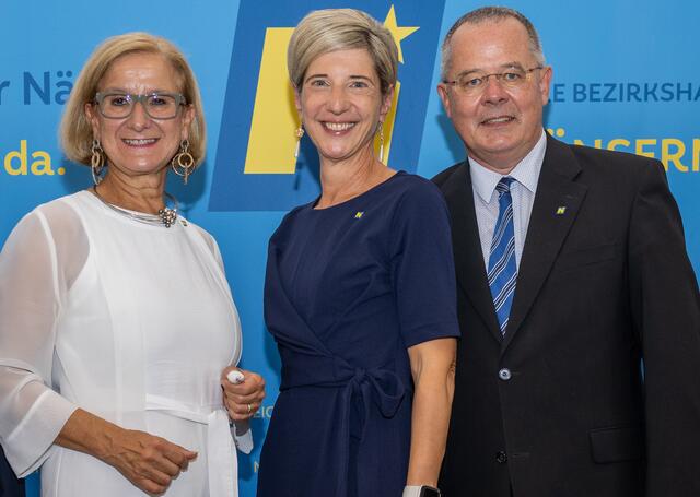 Landeshauptfrau Johanna Mikl-Leitner mit der neuen Bezirkshauptfrau Claudia Pfeiler-Blach und Bezirkshauptmann a. D. Martin Steinhauser. | Foto: NLK Filzwieser