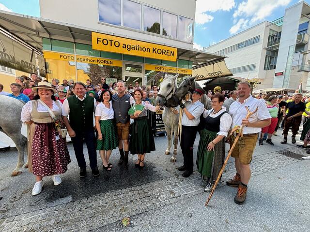 Gestütsleiter Erwin Movia mit Vertreterinnen der Stadtgemeinde Köflach und des Tourismusverbandes Region Graz | Foto: Almer