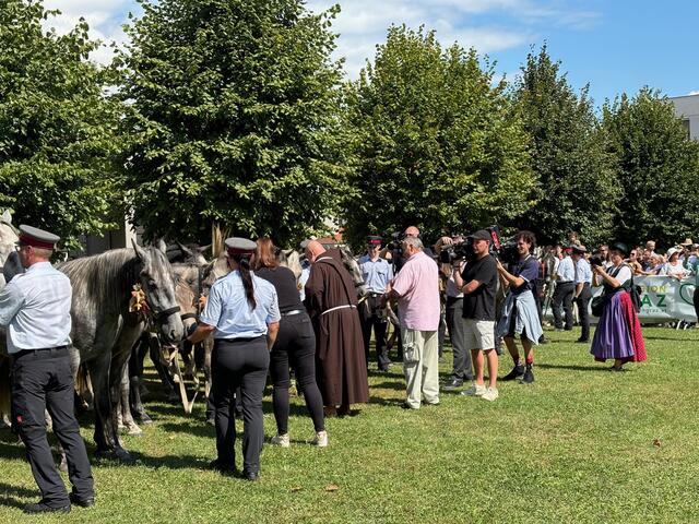 Pferdesegnung durch Pater Elias am Schlossplatz von Maria Lankowitz | Foto: Almer