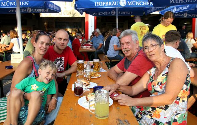 Niklas, Nicole und Julian Krammer mit Toni und Andrea Poltzer. | Foto: Christian Nowotny