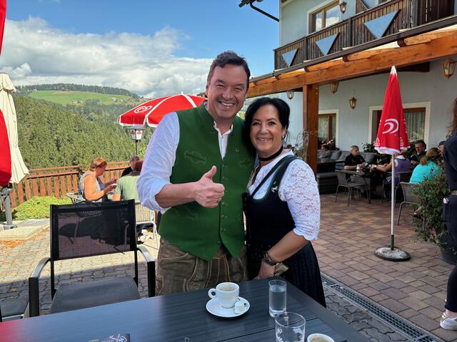 Der Bärnbacher Bürgermeister Jochen Bocksruker und Linda Peißl vom Tourismusverband Region Graz | Foto: Almer