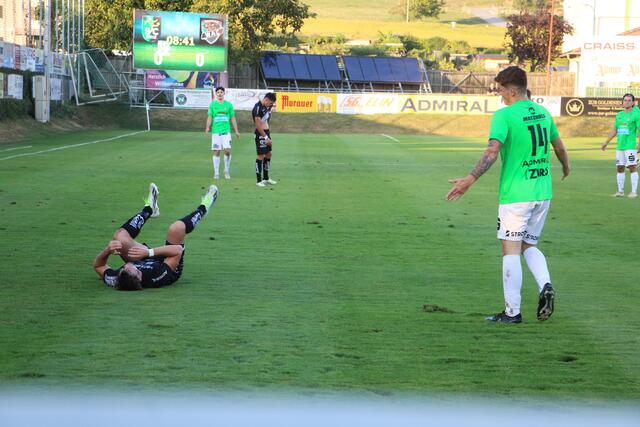 Auch wenn die Spieler der WAC Amateure zeitweise am Boden lagen, gewannen sie dennoch mit 0:5. | Foto: MeinBezirk/Hofmüller