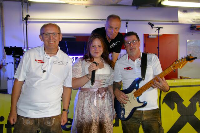 DJ Power und die Partygeier. | Foto: Christian Nowotny