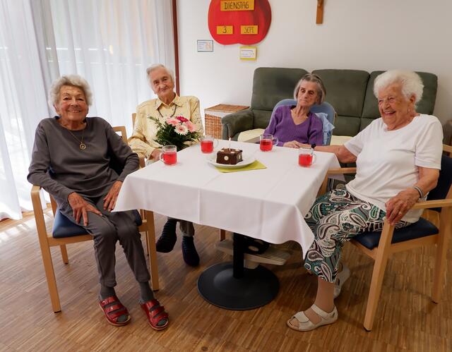 Im Bild von links nach rechts, Mark Zenzi  99 Jahre,  Pramstaller Traudl 97 Jahre,  Motz Maria 96 Jahre Böck Agnes 95 Jahre; Gesamt am Tisch: 387 Jahre   | Foto: Seniorenheim Teresa