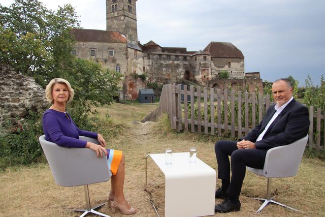 Zu Gast beim letzten Sommergespräch des ORF Burgenland mit Redakteurin Patricia Spieß war SPÖ-Landesvorsitzender und Landeshauptmann Hans Peter Doskozil Stellung. | Foto: Martin Wurglits