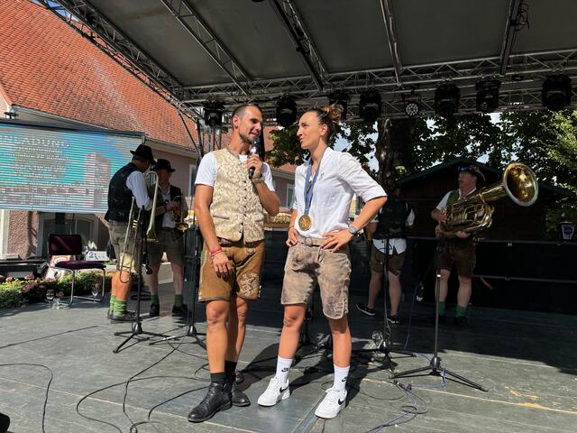 Moderator Daniel Düsenflitz Müller mit Olympiasiegerin Lara Vadlau | Foto: Almer