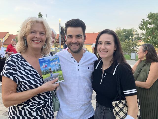 Beate Schwinner (l.), der Schweizer Schauspieler Curin Caviezel und die aus Großau stammende Schauspielerin Soi Schüssler, die auch bald am Mödlinger Stadttheater zu sehen sein wird (in "Stolz und Vorurteil" von Jane Austen)