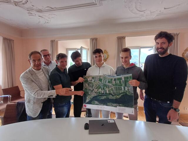 Das HTL Projektteam mit ihren Lehrpersonen und Mitgliedern des Kemater Verkehrsausschuss. 
  | Foto: Jordan