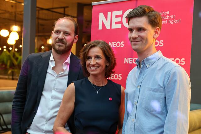 Landesspitzenkandidat Niki Scherak, Landesparteivorsitzende Indra Collini und Generalsekretär Douglas Hoyos. | Foto: NEOS