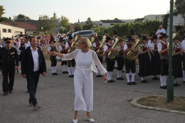 Landeshauptfrau Johanna Mikl-Leitner schmiss sich (wie immer) bestens gelaunt  mitten ins Getümmel und war für jeden ansprechbar. | Foto: Friedrich Doppelmair
