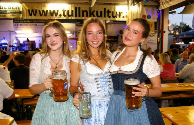 Im Dirndl Iris Koranda, Sophie Schubert und Minou Eichberger. | Foto: Christian Nowotny