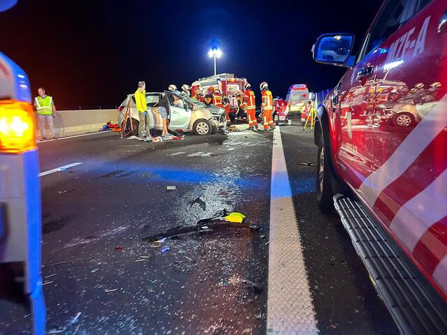Schwerer Unfall Freitagabend auf der Semmering Schnellstraße bei Krieglach in Fahrtrichtung Wien. | Foto: Freiwillige Feuerwehr Krieglach