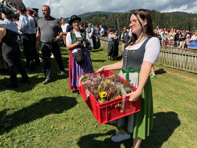 Die Landjugend von Maria Lankowitz und Kemetberg schmückten die Lipizzaner beim Gasthof Wiendl | Foto: Almer