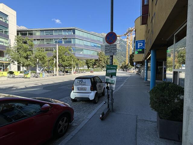 Für das falsch geparkte Parteiauto gibt es einen Strafzettel. | Foto: MeinBezirk