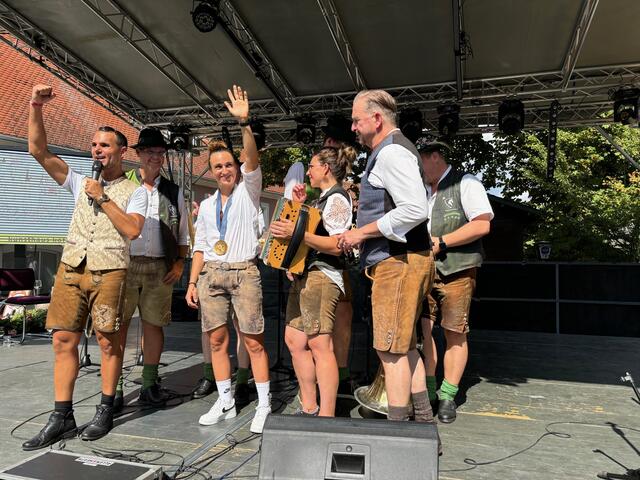 Lara Vadlau präsentierte mit Daniel Düsenflitz Müller, Bgm. Helmut Linhart und dem Lipiklang ihre Goldmedaille. | Foto: Almer