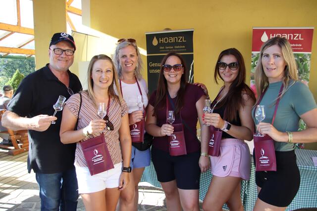 Zu den Gastgebern entlang der Kukmirner Schnaps-Genuss-Meile zählte Obstbauer Franz Hoanzl (links), der viele Gäste bewirtete. | Foto: Martin Wurglits