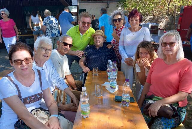 Karla Schöll, Brigitte Lehninger, Peter Hihlik, Werner Schöll, Ernst-Anton Hihlik, Renate Schubert, Emilia Tasch, Isabella und Christine Scharka gemütlich beim Bauernmarkt in Kobersdorf.
 | Foto: Werner Schöll