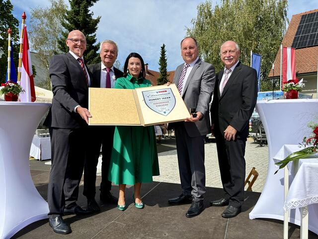 Bürgermeisterin Tanja Fauland-Gratz übergibt gemeinsam mit Vizebürgermeister Horst Brunner (l), Kassier Edmund Willinger (r) und Landeshauptmann Stellvertreter Anton Lang die Ehrenurkunde und den Ehrenring in Gold an Bürgermeister a.D. Hubert Isker. (2.v.r) | Foto: Brigitte Gady