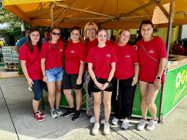 Ein kleiner Teil der vielen freiwilligen Helferinnen und Helfer, die zum Gelingen des Festes beitrugen. | Foto: Brigitte Gady
