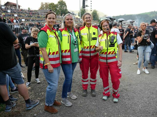 Rotkreuz-Teams beim Ambulanzdienst im Rahmen der „Böhse Onkelz“-Konzerte. | Foto: (c) Rotes Kreuz Salzburg