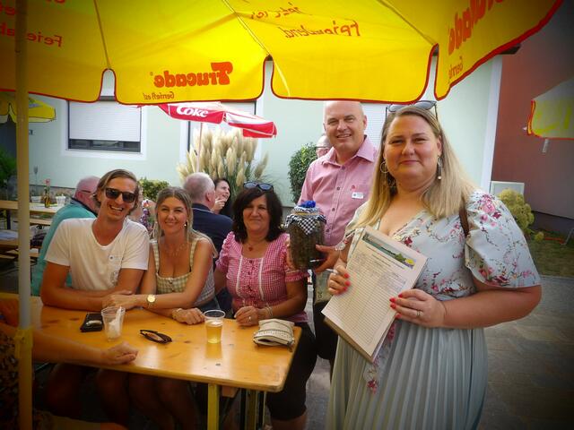 Sabine Trinkl (r) und Bgm. Mario Trinkl brachten sich im Gewinnspiel "Kürbiskernschätzen " ein.  | Foto: Peter Sattler