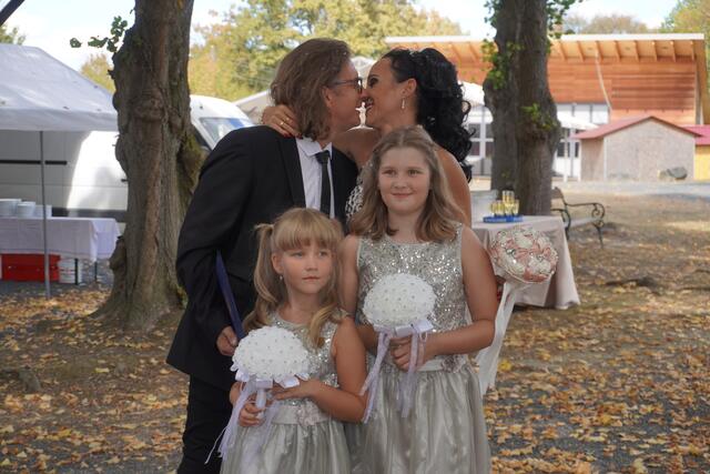 Franky Wild und Nina Stern beim Hochzeitskuss | Foto: Michael Strini