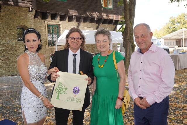 Erste Gratulanten: Claudia und Franky mit Bürgermeisterin Renate Habetler und ihrem Mann Franz. | Foto: Michael Strini