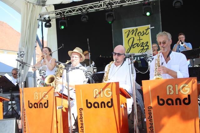 Die Big Band Bad Gleichenberg sorgte mit ihrem Sound und Sängerin Ulrike Tropper für ausgezeichnete Stimmung am Hauptplatz. | Foto: MeinBezirk