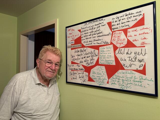 Ein Geschenk seines ehemaligen Arbeitgebers schmückt das Vorzimmer von Wasserbauers Korneuburger Wohnung.  | Foto: Nieschalk/MeinBezirk