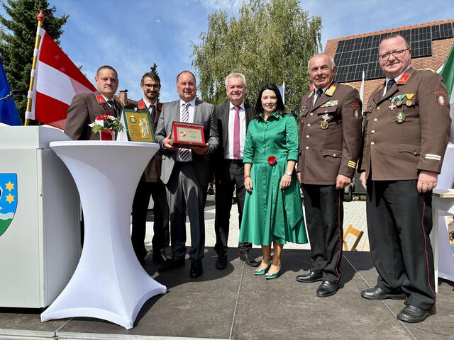 Hubert Isker stolz mit den den Auszeichnungen der Feuerwehren.  | Foto: Brigitte Gady