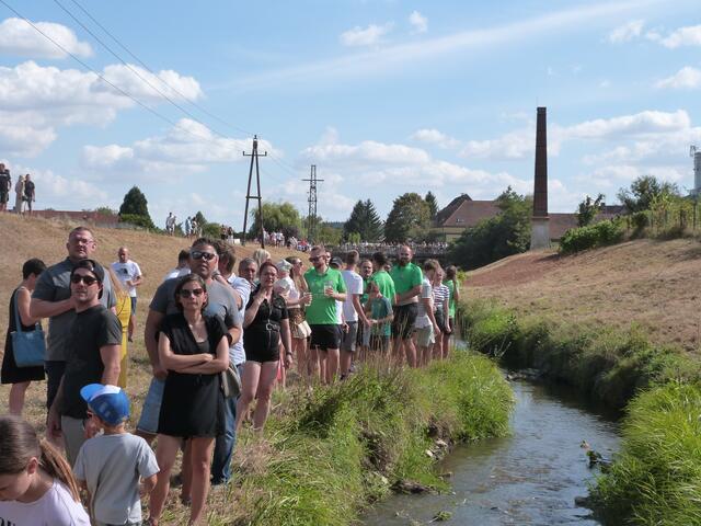 Gespannt versammelten sich die Zuschauer am Stooberbach, sowie auf der Brücke, um dieses quietschgelbe Spektakel mitzuerleben!