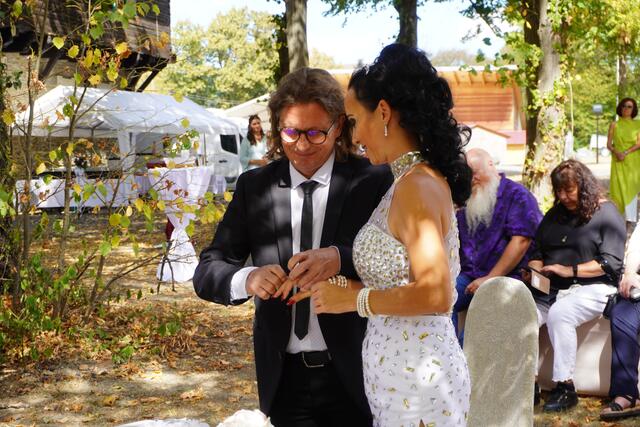 Franky und Claudia tauschen die Ringe aus. | Foto: Michael Strini