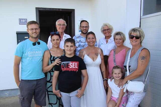 Heinz Zinner (hinten links) war einer der Gastgeber bei der Schnaps-Genuss-Meile. | Foto: Martin Wurglits